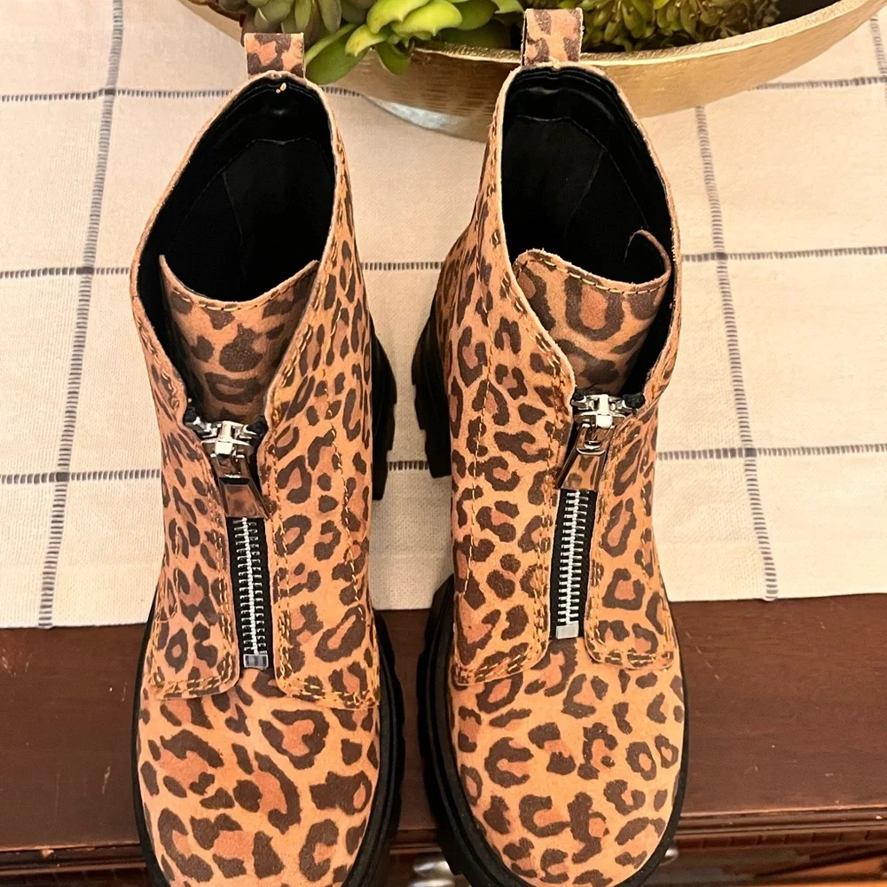 Gianni Bini Leopard Print Lug Soles Size 8 Zip Up Platform Chunky Heavy